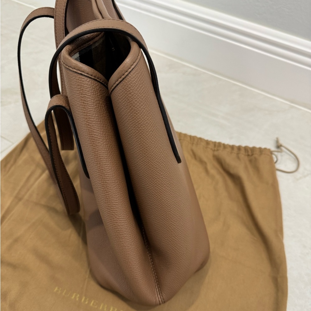 Burberry DERBY LEATHER MEDIUM HONEYBROOK TOTE - Picture 6 of 16